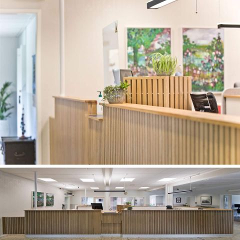 Reception i offentlig miljö med ribbpanel i trä, växter och konst på väggarna – kombination av närbild och översiktsvy av receptionsdisken.