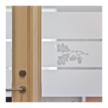 Trädörr med frostad glasfilm i horisontella fält och dekorativt ekblad- och ekollonmotiv – insynsskydd med naturinspirerat mönster.