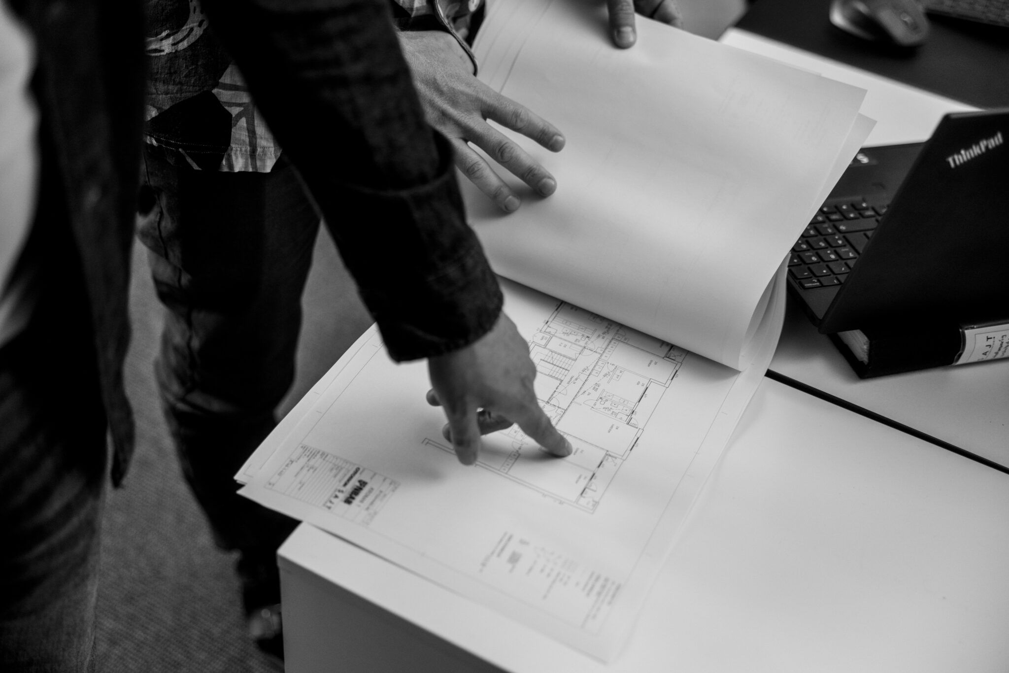 Två personer som går igenom ritningar