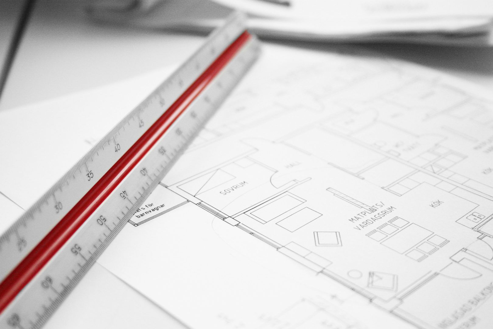 Möbleringsritning med en linjal på.