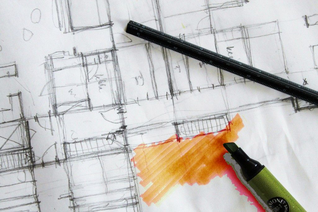 Blyertsskiss av kontor med orange färgmarkering.